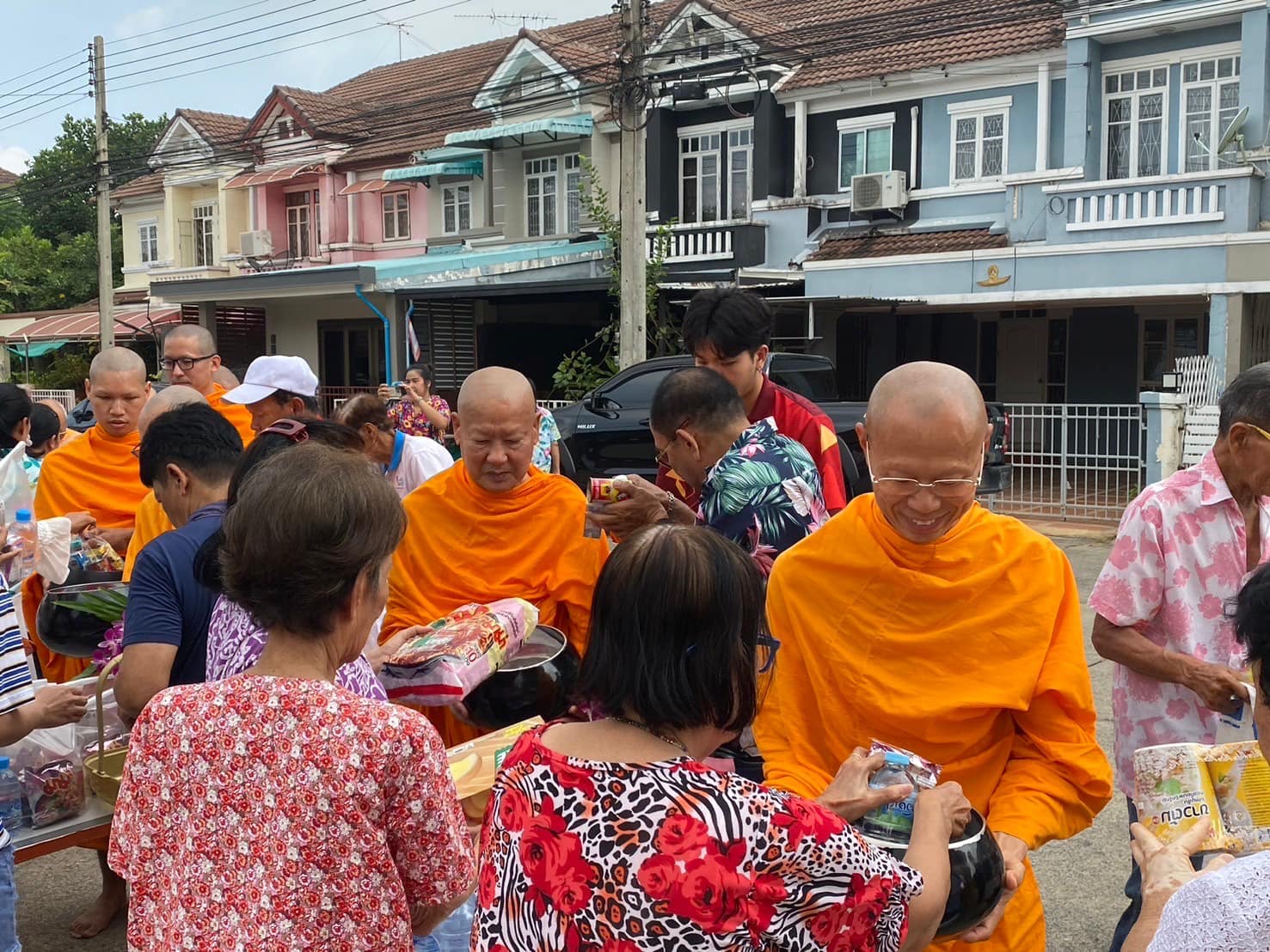 ชมรมพัฒนาคุณภาพชีวิตผู้สูงอายุ หมู่บ้านปิยวรารมย์ จัดพิธีตักบาตรข้าวสารอาหารแห้ง