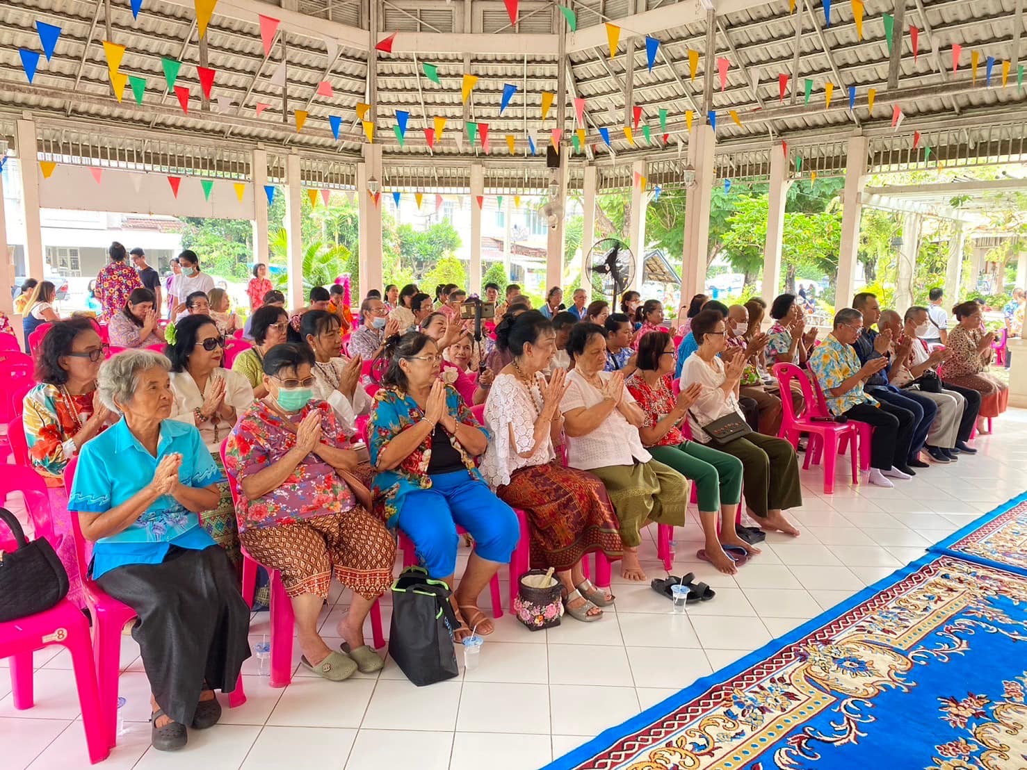 ชมรมพัฒนาคุณภาพชีวิตผู้สูงอายุ หมู่บ้านปิยวรารมย์ จัดพิธีตักบาตรข้าวสารอาหารแห้ง