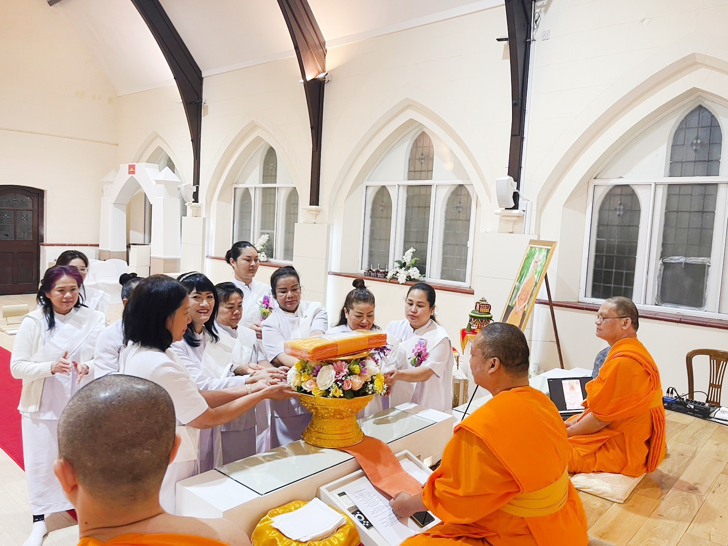 วัดพระธรรมกายแมนเชสเตอร์ จัดบวชอุบาสิกาแก้ว รุ่นบูชาธรรม 80 ปี หลวงพ่อธัมมชโย