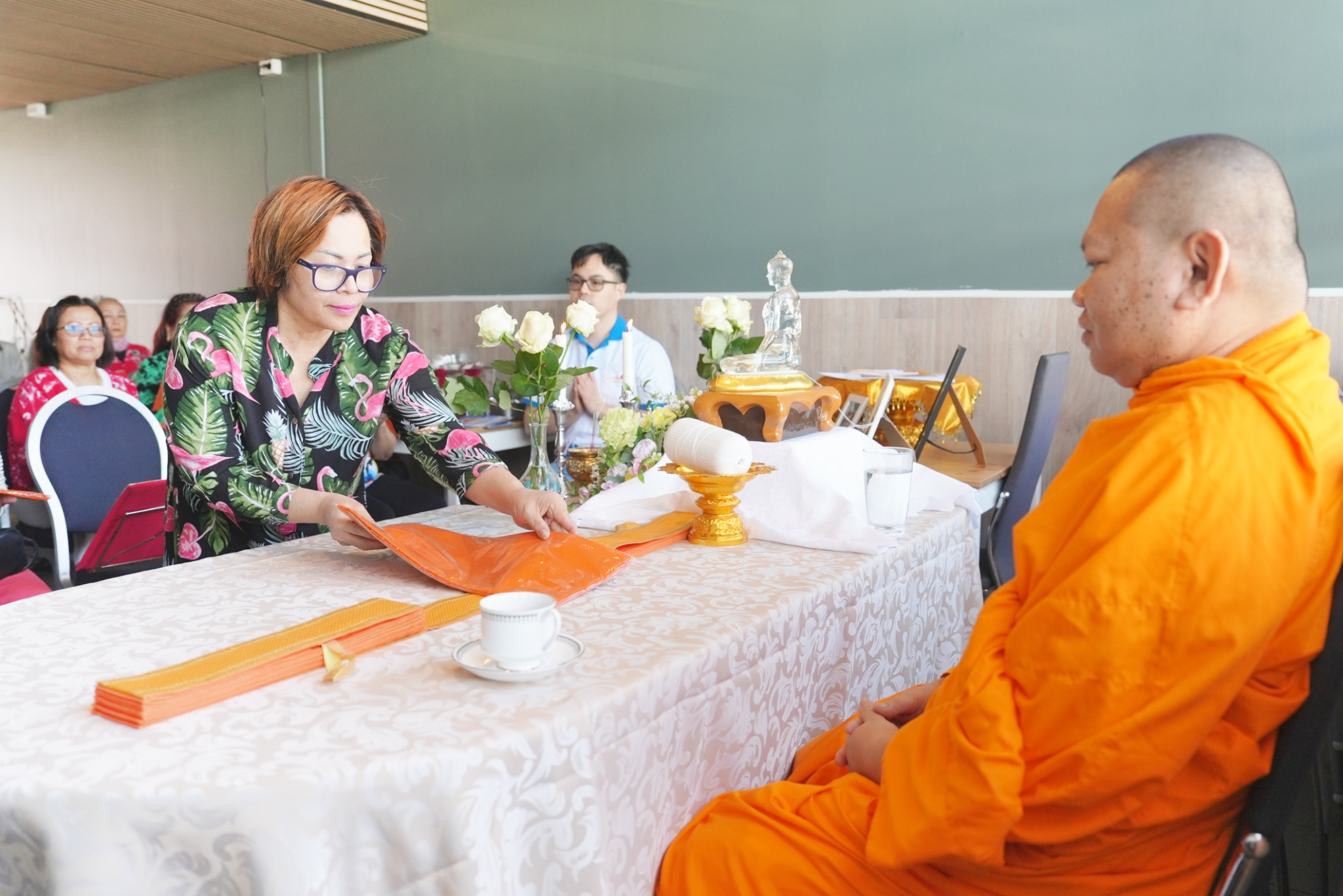 เจ้าอาวาสวัดพุทธไอซ์แลนด์ จัดปฏิบัติธรรมเนื่องในวันสงกรานต์ ณ ร้านแบ้งคอกไทย