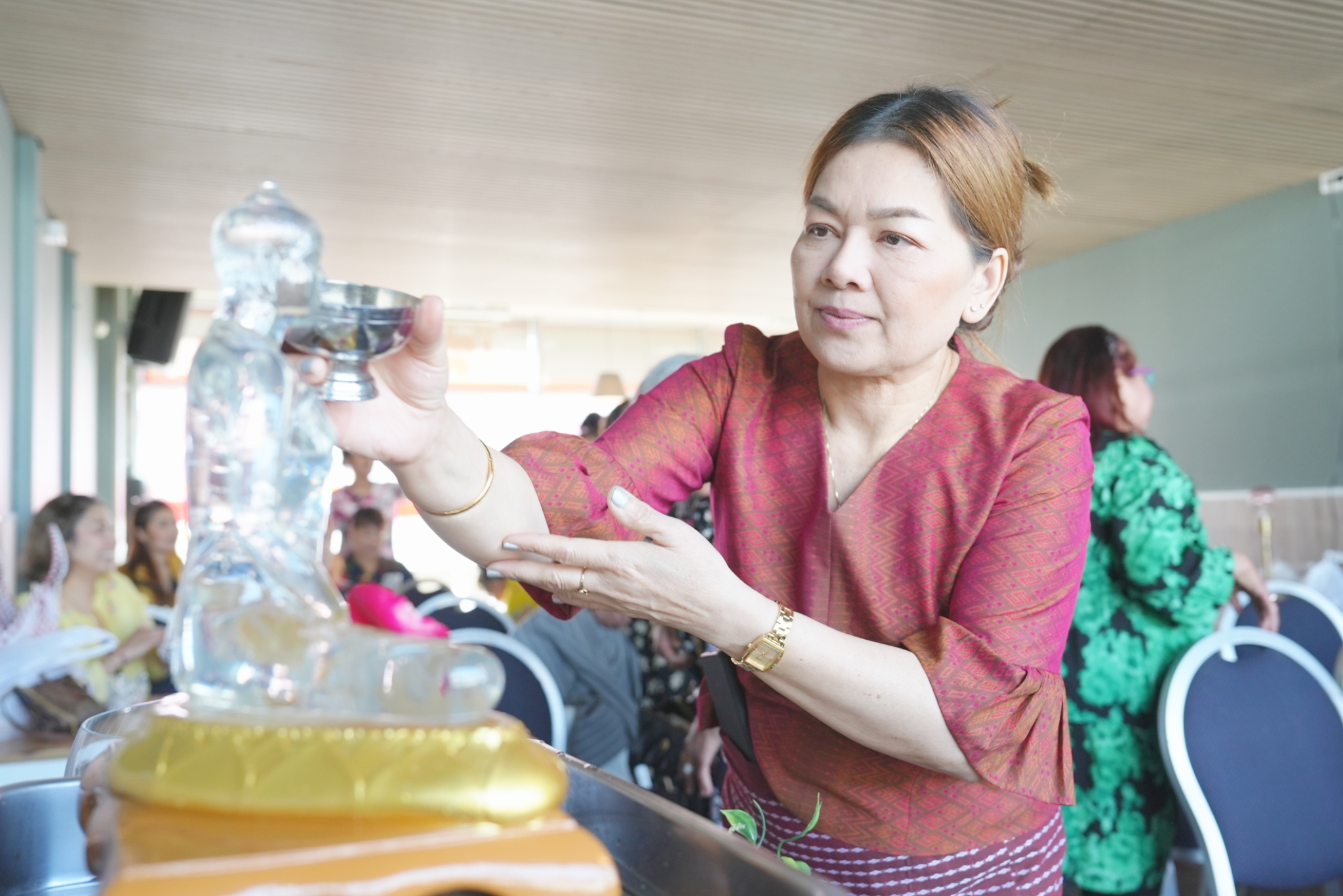 เจ้าอาวาสวัดพุทธไอซ์แลนด์ จัดปฏิบัติธรรมเนื่องในวันสงกรานต์ ณ ร้านแบ้งคอกไทย