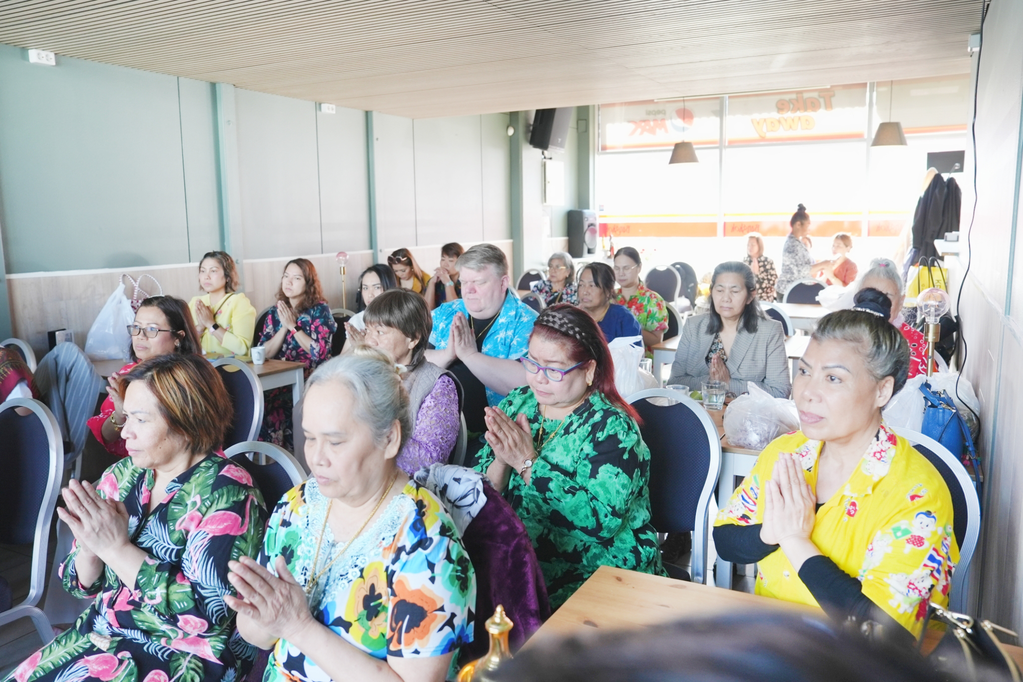 เจ้าอาวาสวัดพุทธไอซ์แลนด์ จัดปฏิบัติธรรมเนื่องในวันสงกรานต์ ณ ร้านแบ้งคอกไทย