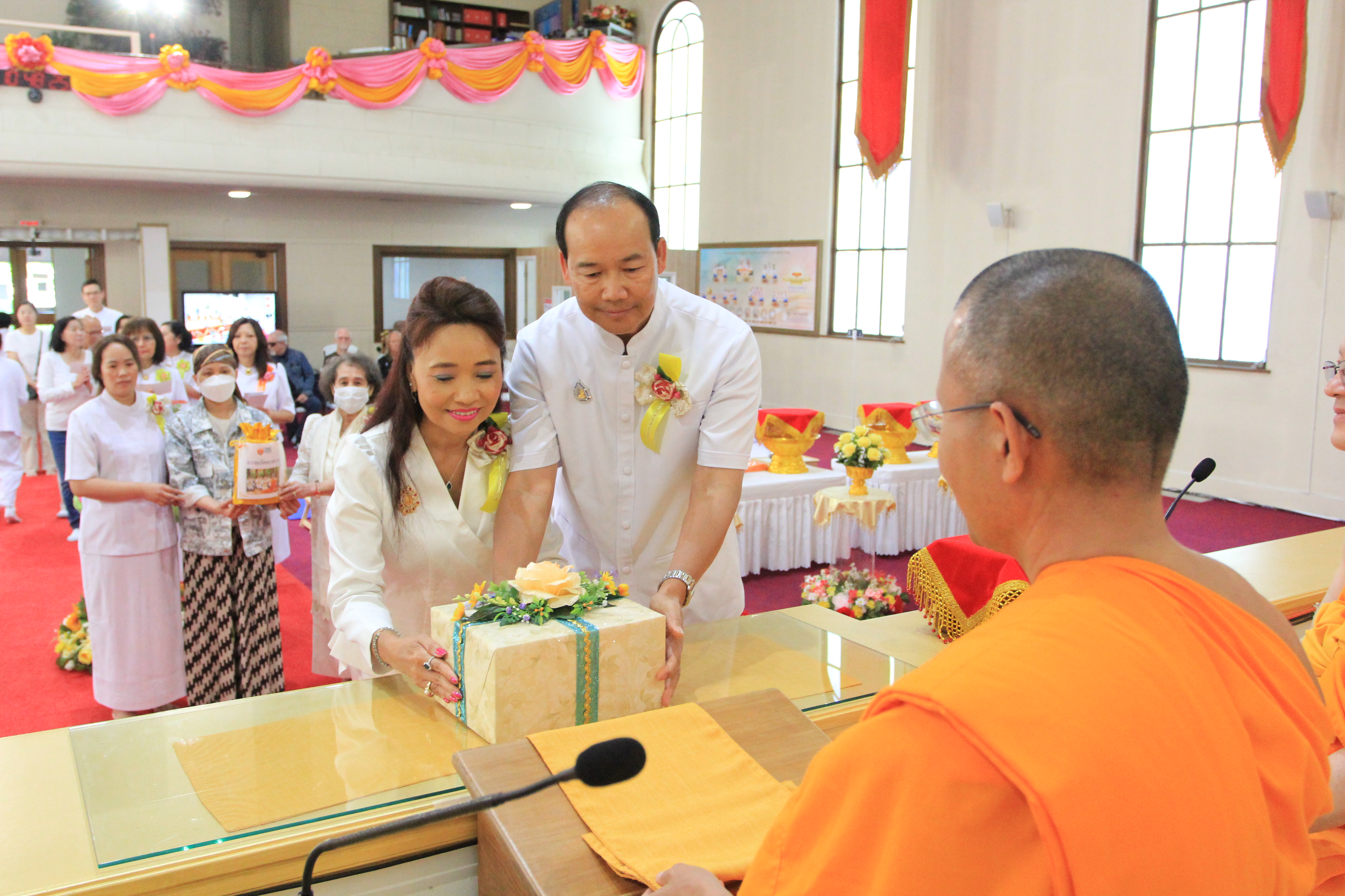 วัดพระธรรมกายออเรกอน จัดพิธีทอดผ้าป่าครบรอบ 20 ปี