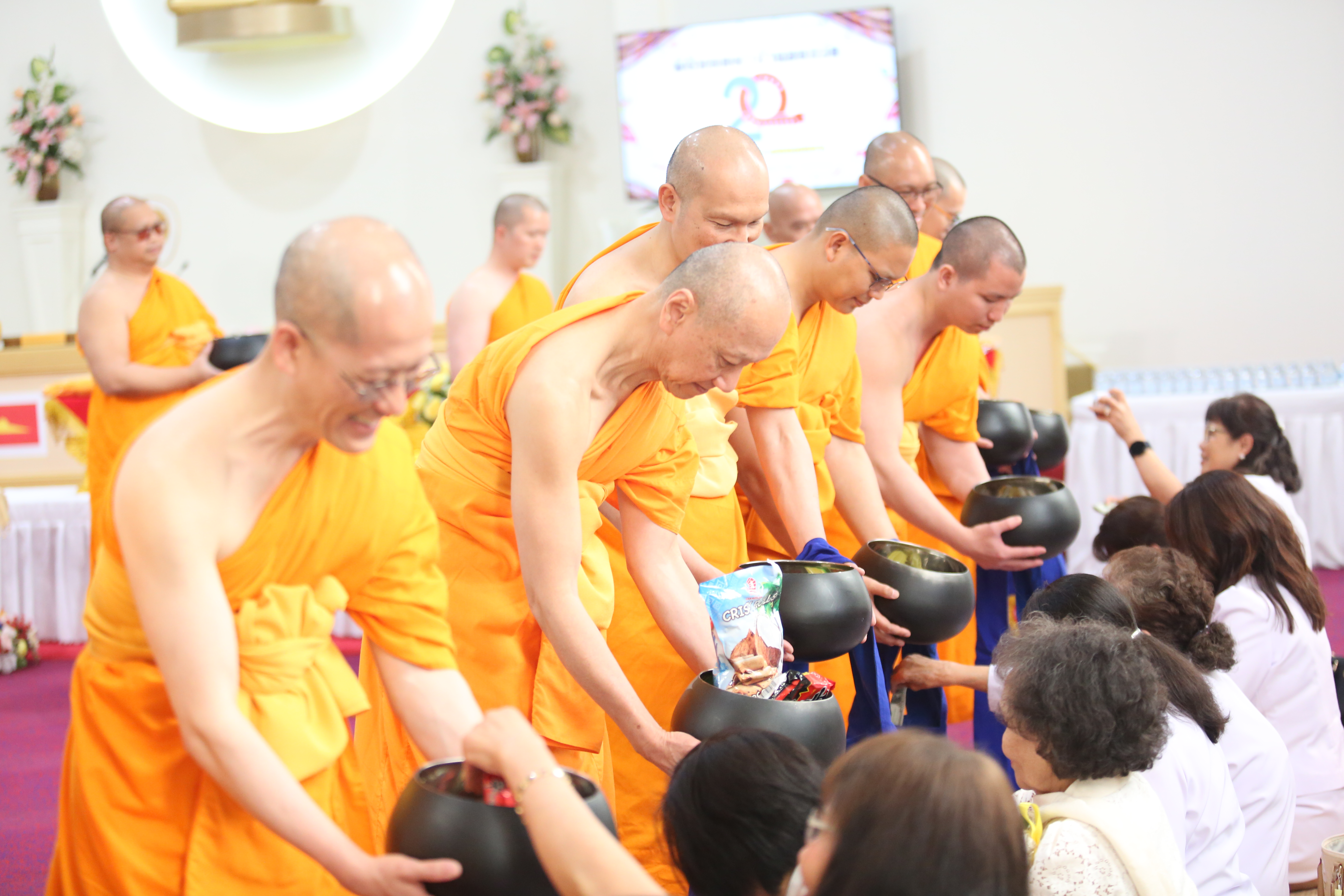 วัดพระธรรมกายออเรกอน จัดพิธีทอดผ้าป่าครบรอบ 20 ปี