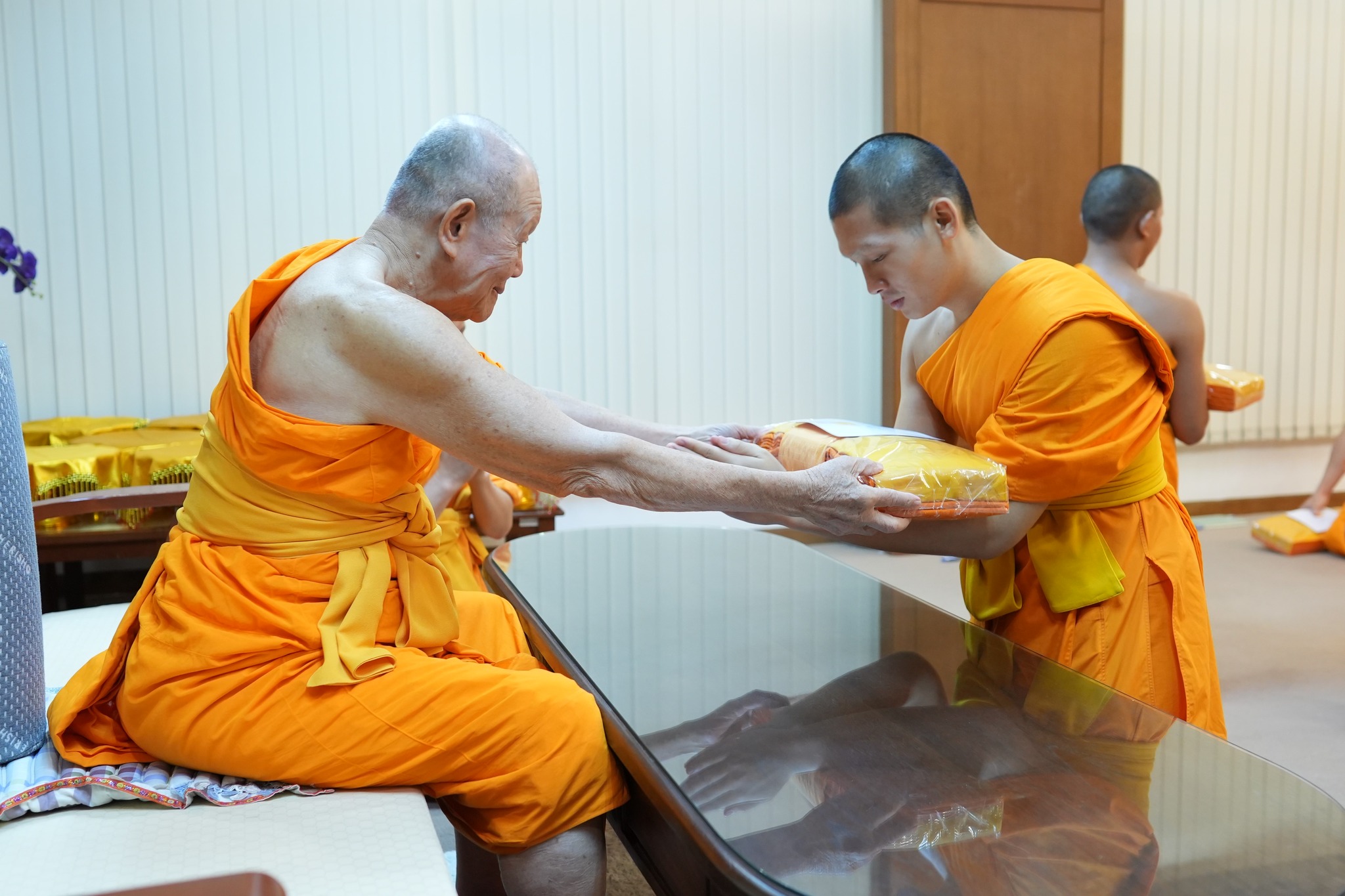 หลวงพ่อทัตตชีโว มอบผ้าไตรจีวรแด่สามเณร 11 รูป เพื่อใช้ในพิธีอุปสมบทอุทิศชีวิต