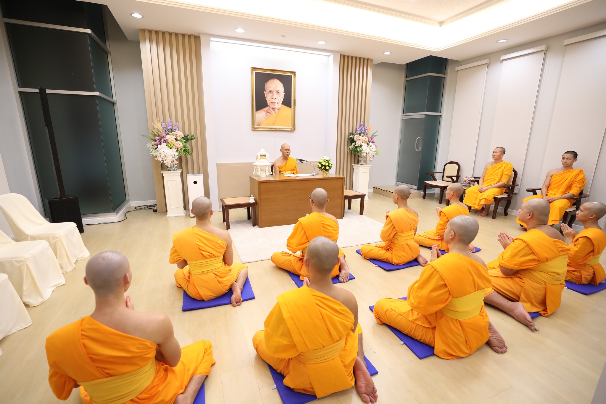 หลวงพ่อทัตตชีโว มอบผ้าไตรจีวรแด่สามเณร 11 รูป เพื่อใช้ในพิธีอุปสมบทอุทิศชีวิต