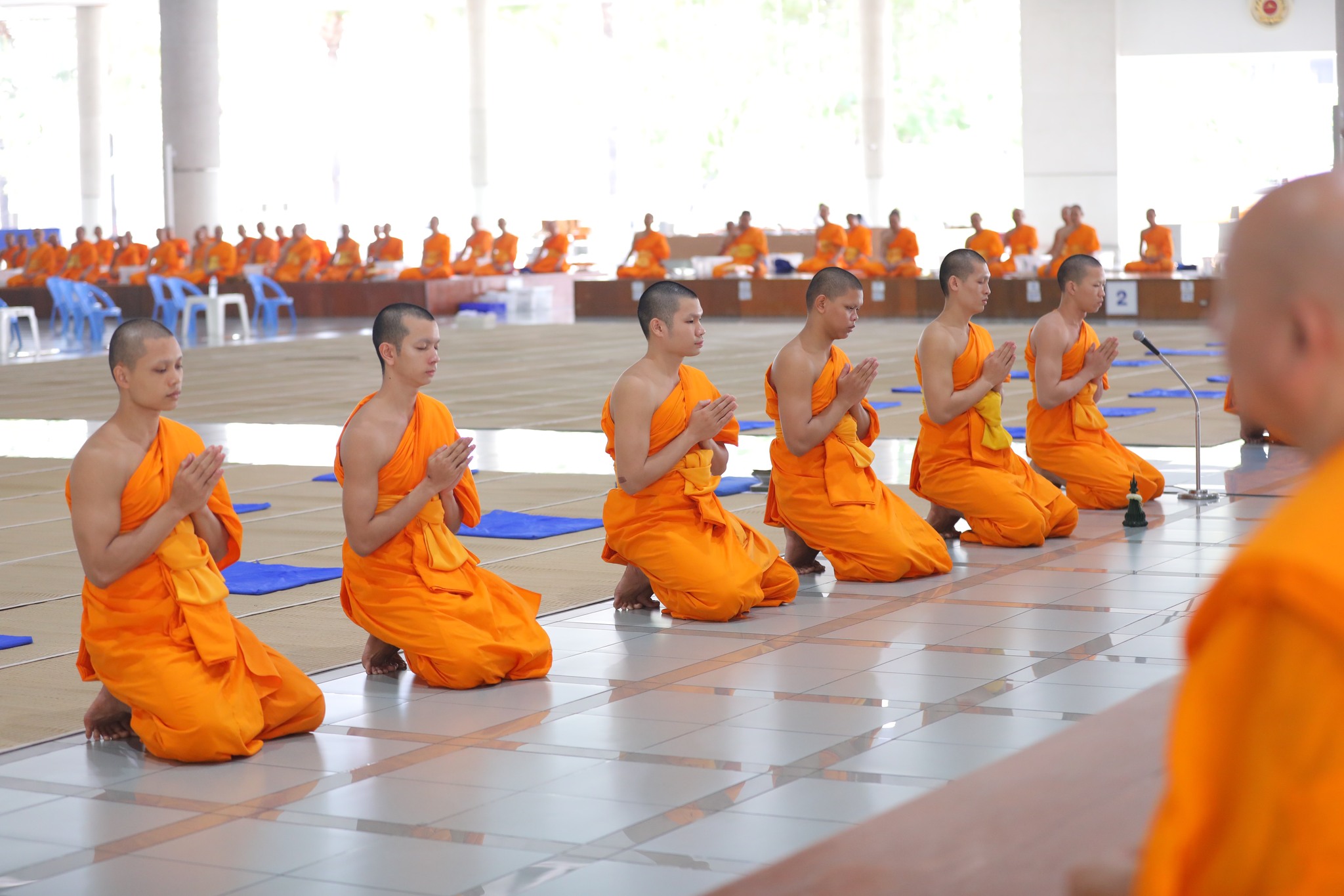 หลวงพ่อทัตตชีโว มอบผ้าไตรจีวรแด่สามเณร 11 รูป เพื่อใช้ในพิธีอุปสมบทอุทิศชีวิต