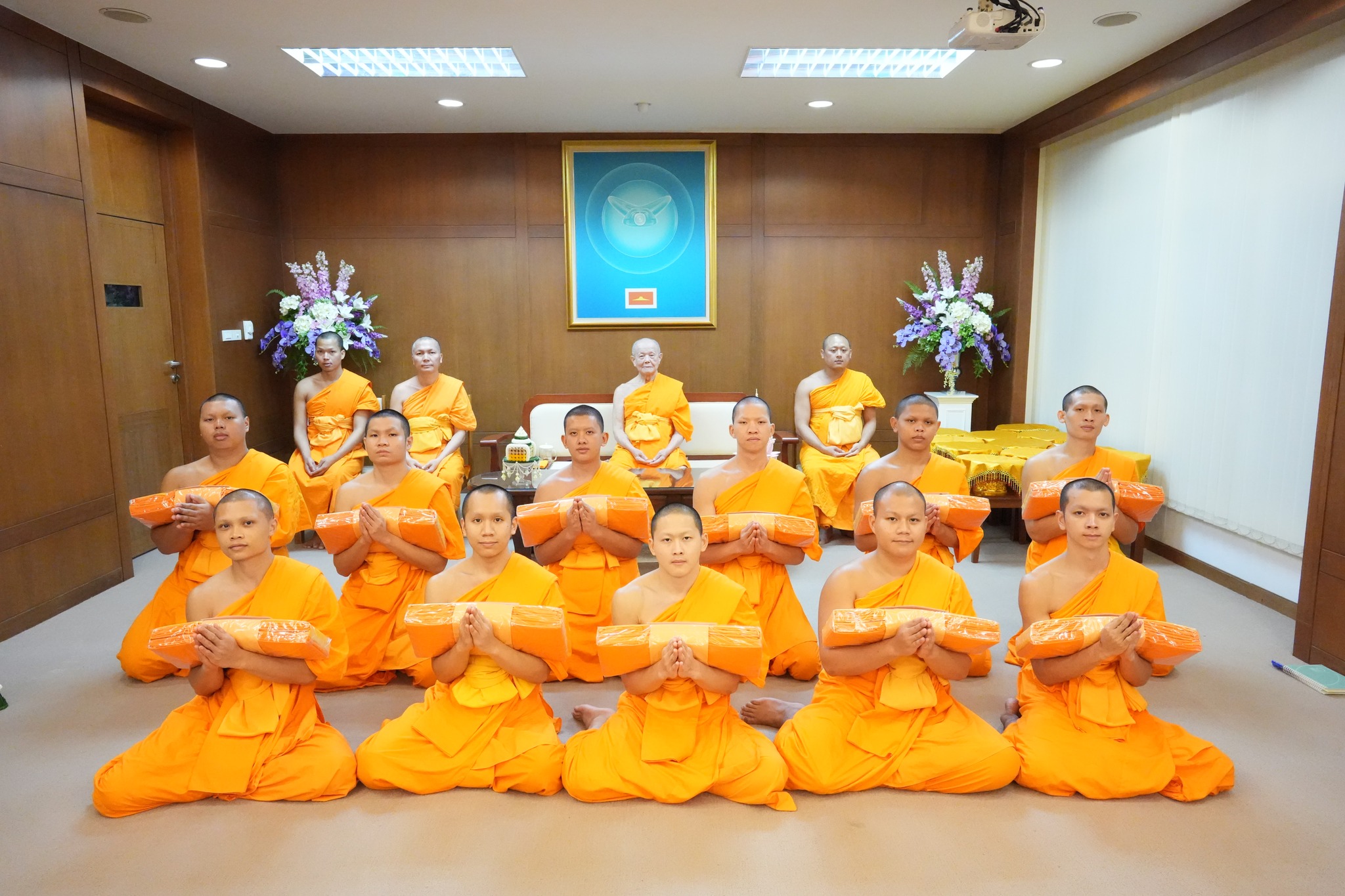 หลวงพ่อทัตตชีโว มอบผ้าไตรจีวรแด่สามเณร 11 รูป เพื่อใช้ในพิธีอุปสมบทอุทิศชีวิต