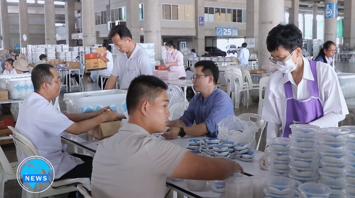 เจ้าหน้าที่วัดพระธรรมกาย และสาธุชน ร่วมกันใส่ถ่าน LED เพื่อใช้จุดประทีปวันวิสาขบูชา