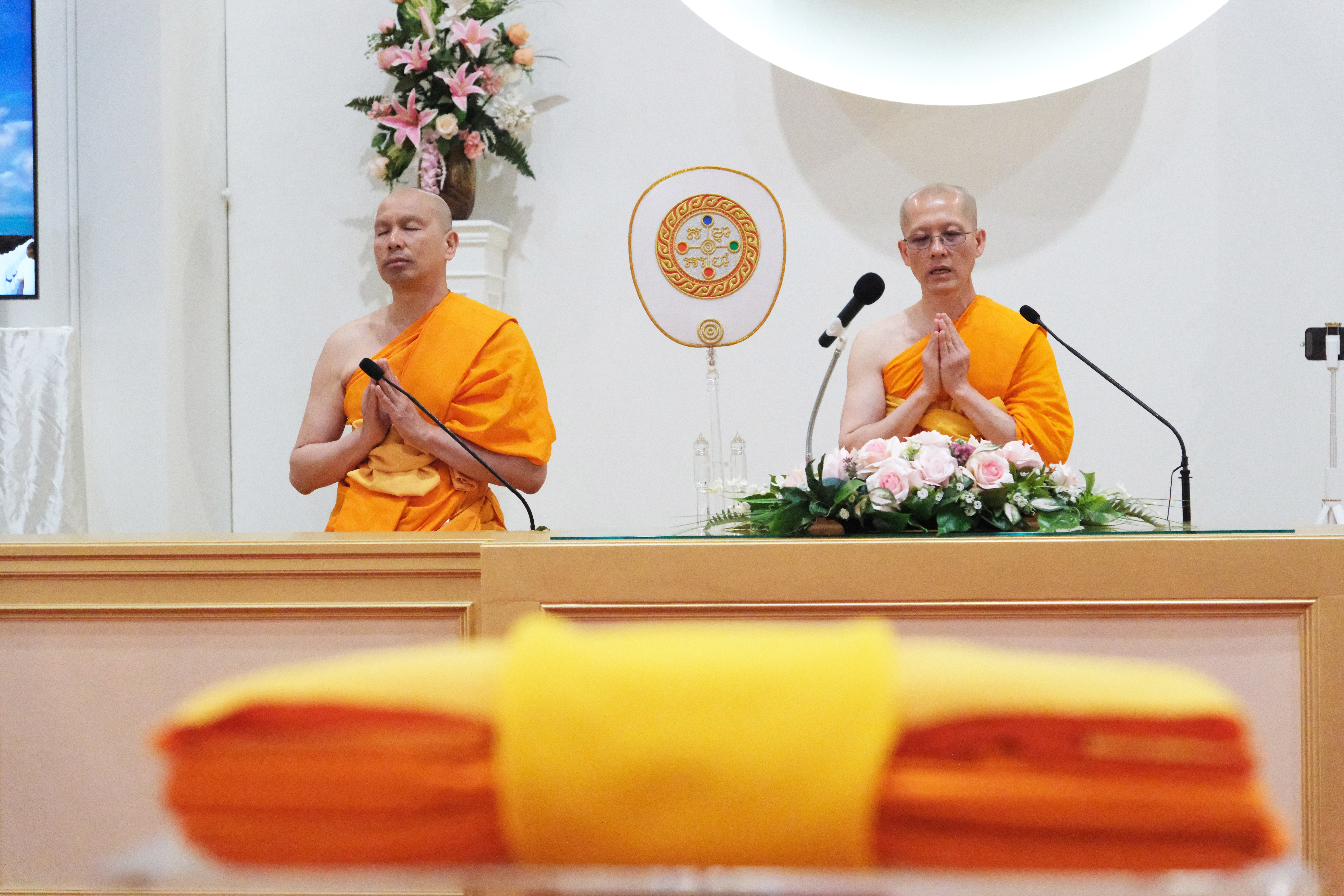 วัดพระธรรมกายออเรกอน จัดพิธีทอดผ้าป่าบำรุงวัด