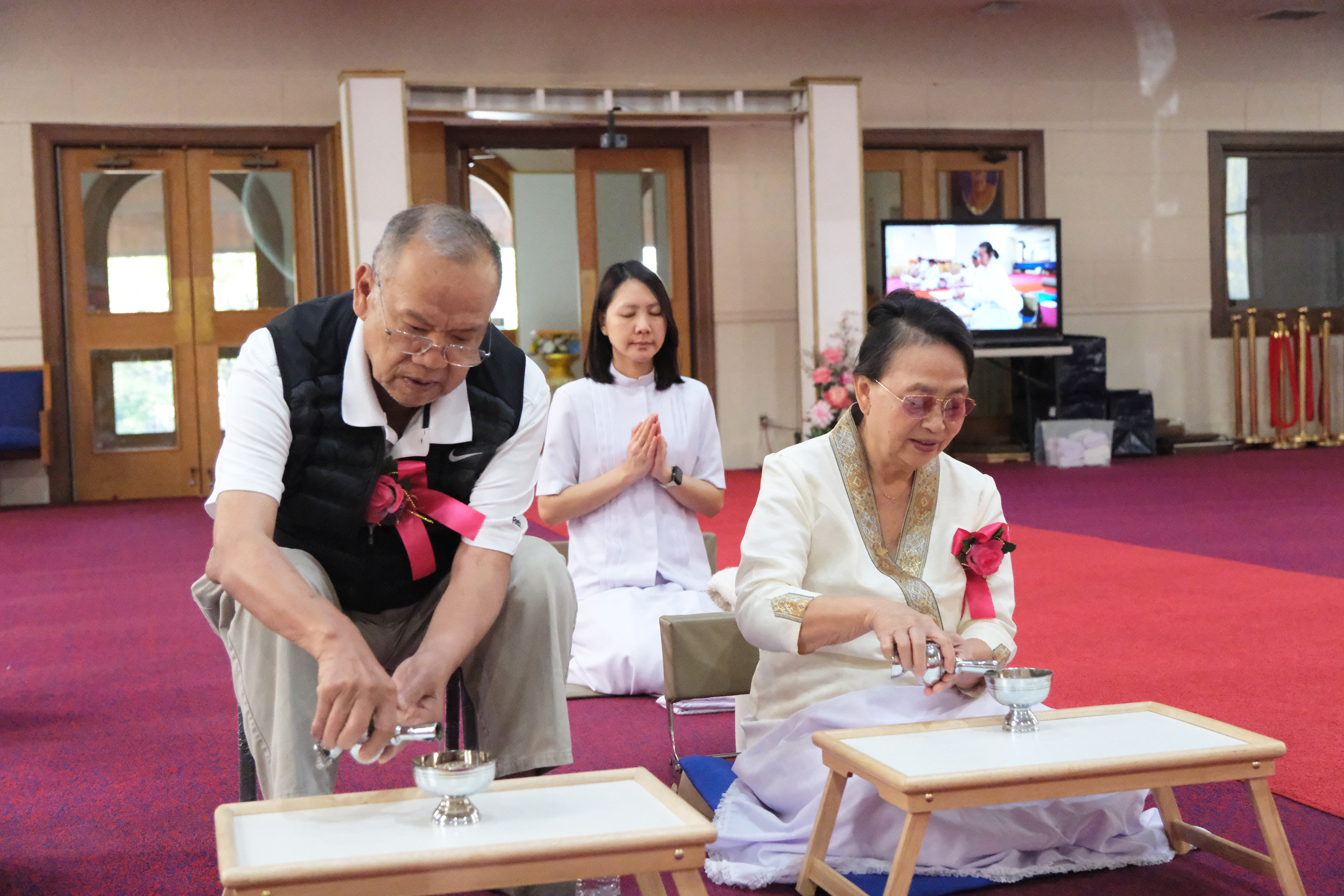 วัดพระธรรมกายออเรกอน จัดพิธีทอดผ้าป่าบำรุงวัด