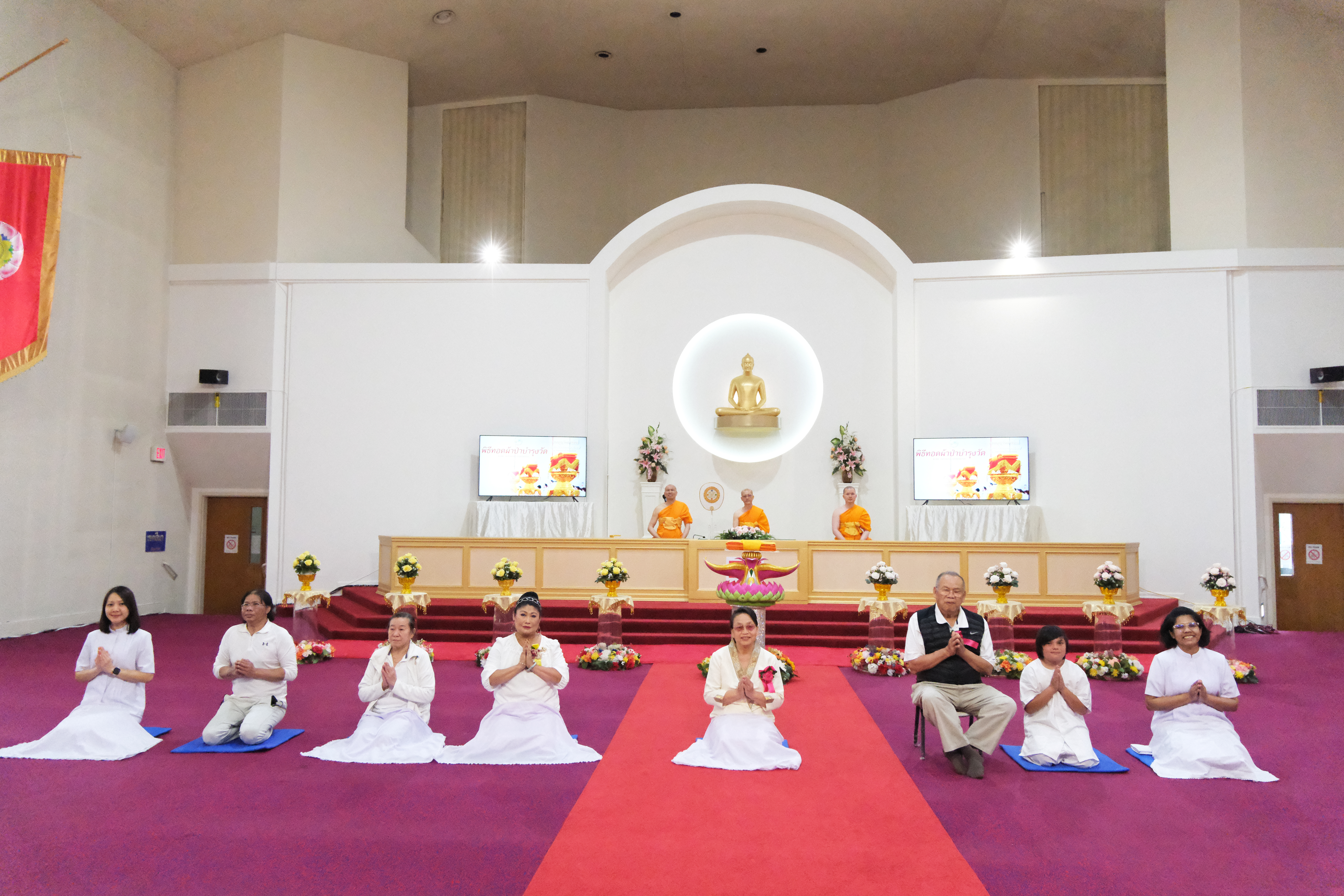 วัดพระธรรมกายออเรกอน จัดพิธีทอดผ้าป่าบำรุงวัด