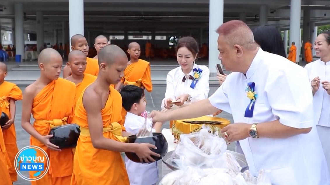 คณะกัลยาณมิตรลูกพระธัมฯ ร่วมตักบาตรพระภิกษุสามเณร 555 รูป