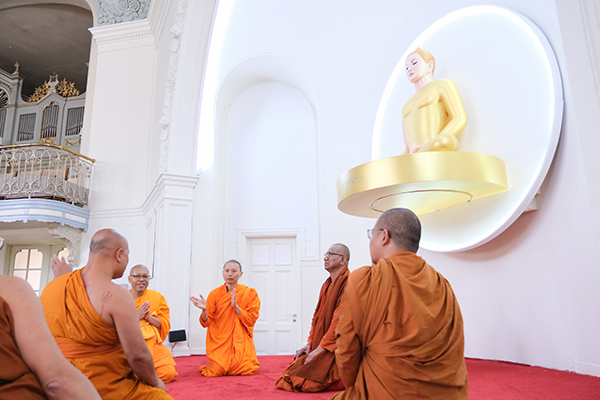 ประธานสหภาพพระธรรมทูตไทยในทวีปยุโรป มาเยี่ยมชมวัดพระธรรมกายนอร์ธสวีเดน