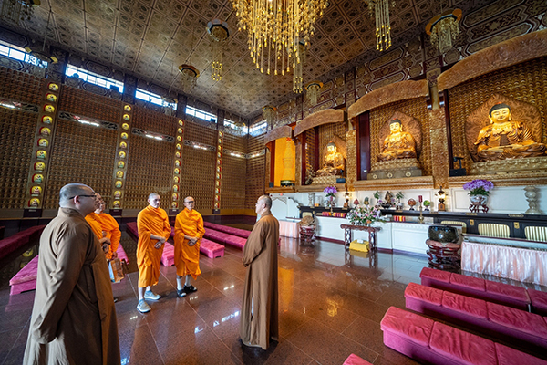 ประธานอำนวยการ DIRI เยี่ยมเยือนเจ้าอาวาสวัดซีไหลและอธิการบดี University of the West