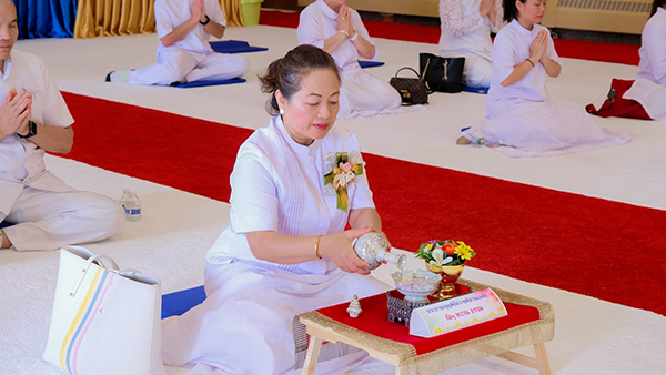 วัดพระธรรมกายมินเนโซตา จัดพิธีหล่อเทียนพรรษา