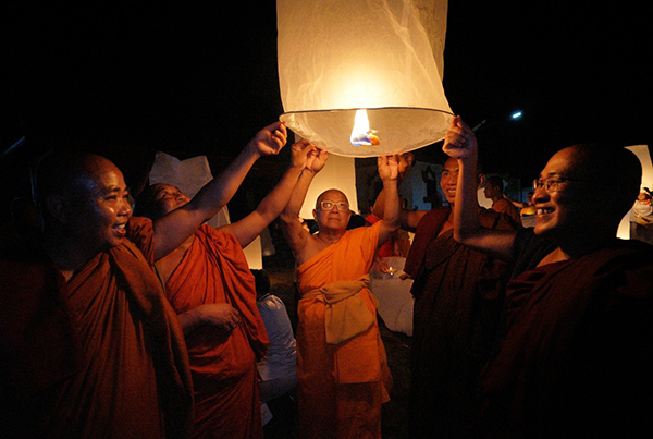 คณะศิษยานุศิษย์วัดพระธรรมกาย ถวายเทียนพรรษา 52 วัด เชื่อมสัมพันธ์คณะสงฆ์ไทย-เมียนมา