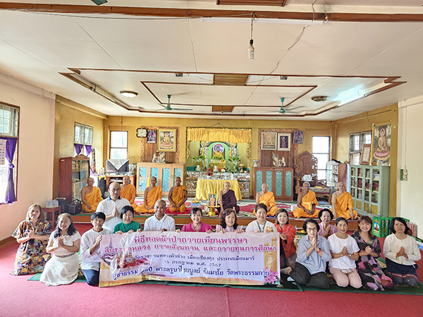 คณะศิษยานุศิษย์วัดพระธรรมกาย ถวายเทียนพรรษา 52 วัด เชื่อมสัมพันธ์คณะสงฆ์ไทย-เมียนมา