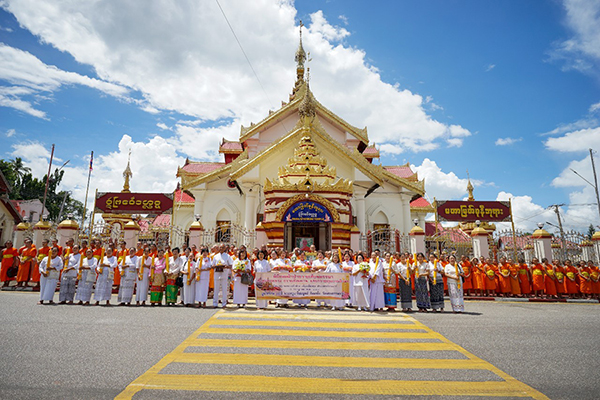 คณะศิษยานุศิษย์วัดพระธรรมกาย ถวายเทียนพรรษา 52 วัด เชื่อมสัมพันธ์คณะสงฆ์ไทย-เมียนมา