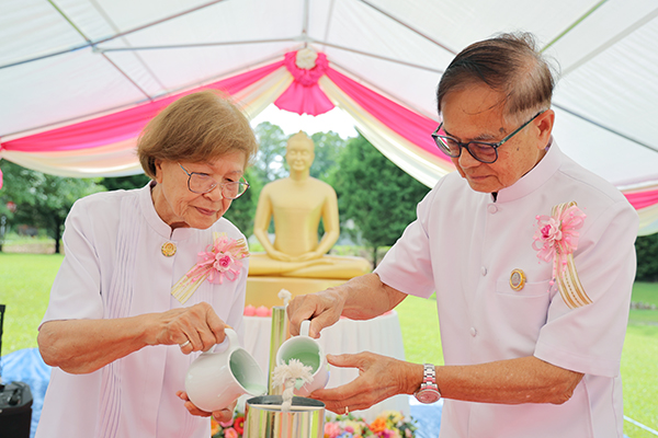 วัดพระธรรมกายจอร์เจีย จัดงานบุญพิธีถวายเทียนพรรษา