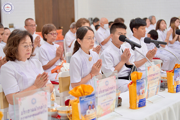 วัดพระธรรมกายแคลิฟอร์เนีย จัดพิธีถวายเทียนพรรษาและผ้าอาบน้ำฝน