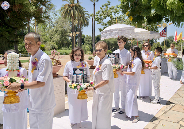วัดพระธรรมกายแคลิฟอร์เนีย จัดพิธีถวายเทียนพรรษาและผ้าอาบน้ำฝน