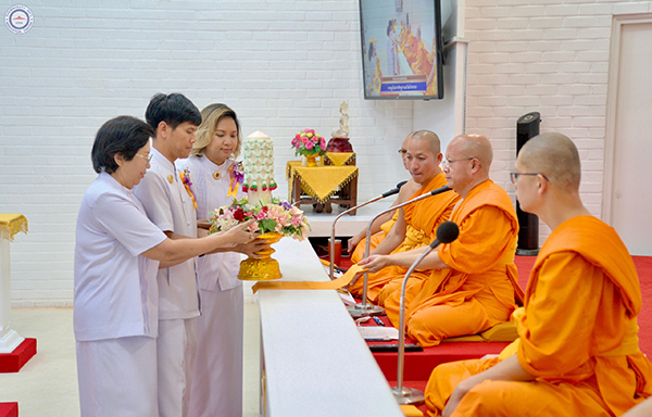 วัดพระธรรมกายแคลิฟอร์เนีย จัดพิธีถวายเทียนพรรษาและผ้าอาบน้ำฝน