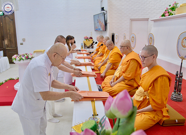 วัดพระธรรมกายแคลิฟอร์เนีย จัดพิธีถวายเทียนพรรษาและผ้าอาบน้ำฝน