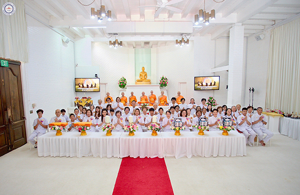 วัดพระธรรมกายแคลิฟอร์เนีย จัดพิธีถวายเทียนพรรษาและผ้าอาบน้ำฝน