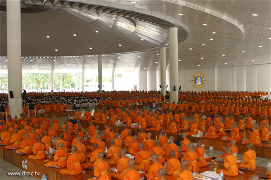 ถวายภัตตาหารแด่พระภิกษุสงฆ์