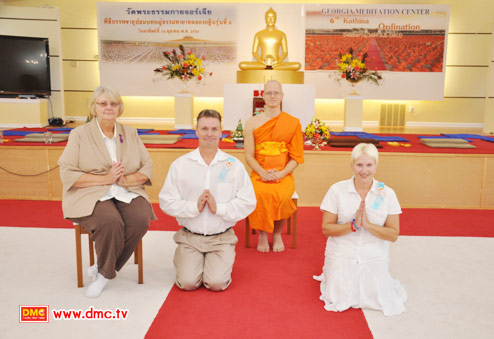 คุณย่าแจแนน , คุณพ่อเจมี่ และคุณแม่จูลี่ ก็มาร่วมงานบวชด้วย คุณย่าแจแนน , คุณพ่อเจมี่ และคุณแม่จูลี่ ก็มาร่วมงานบวชด้วย