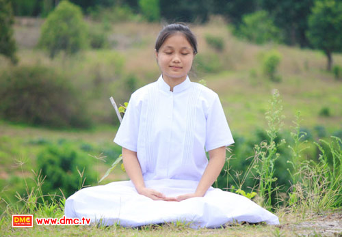 ธรรมทายาทหญิง สุกัญญา รุ้งดี ในท่า Peace Position ธรรมทายาทหญิง สุกัญญา รุ้งดี ในท่า Peace Position