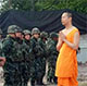 จนท.- วัดพระธรรมกาย ประจันหน้าขณะเข้ายึดอาคารบุญรักษา จนท.- วัดพระธรรมกาย ประจันหน้าขณะเข้ายึดอาคารบุญรักษา