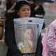 ภาพบรรยากาศ ประชาชน ร่วมพิธีถวายดอกไม้จันทน์ ในพระราชพิธีถวายพระเพลิงพระบรมศพ