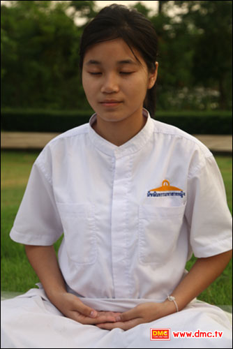 มธญ. ภัทรกันย์ อุตสาห์ ในท่า Peace Position มธญ. ภัทรกันย์ อุตสาห์ ในท่า Peace Position