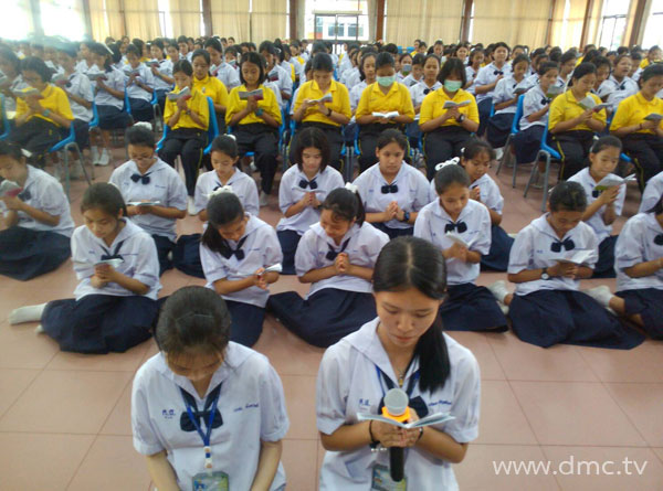 นักเรียนโรงเรียนศรียานุสรณ์ สวดธัมมจักกัปปวัตตนสูตร