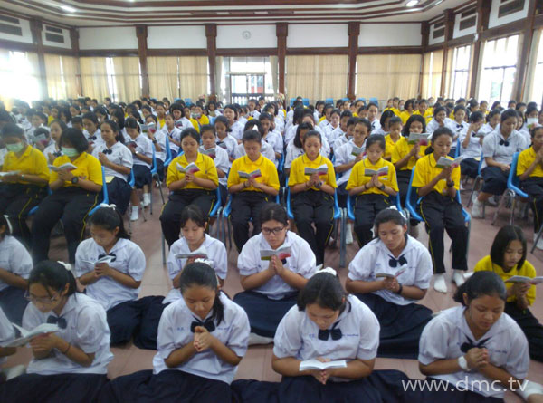 นักเรียนโรงเรียนศรียานุสรณ์ สวดธัมมจักกัปปวัตตนสูตร