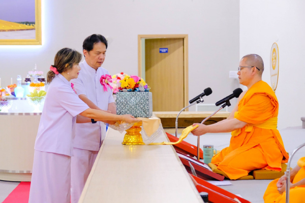 วัดพระธรรมกายมินเนโซตา จัดพิธีบูชาข้าวพระ